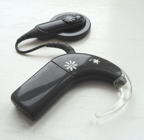 Dunkelgrauer Sprachprozessor und Magnetspule eines Cochlea Implantats 