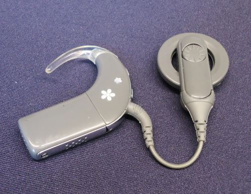 hellgrauer Sprachprozessor mit Magnetspule