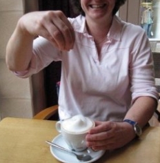 ... eine Schaumkrone Finger deuten die Spitze des Sahnehäubchens an